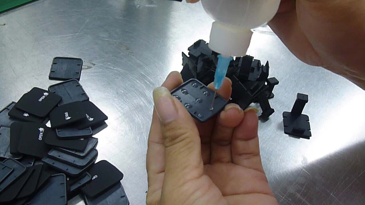 塑膠加工的手工裝配方式